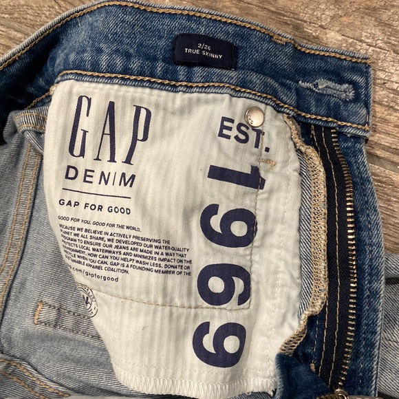 Light Washed Gap Denim Skinny Jeans - Picture 2 of 3